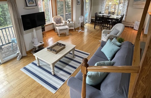 North Kingstown Casa | Seaside home in a quiet neighborhood with stunning views of Narragansett Bay.