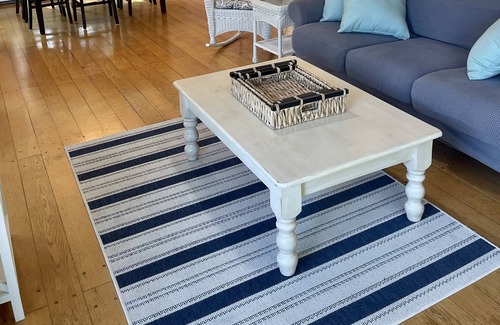 North Kingstown Casa | Seaside home in a quiet neighborhood with stunning views of Narragansett Bay.