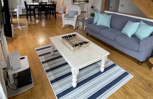 North Kingstown Casa | Seaside home in a quiet neighborhood with stunning views of Narragansett Bay.