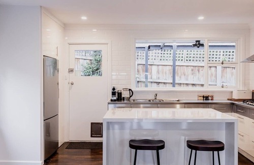 Taroona Casa | Seaside home with nearby beach access