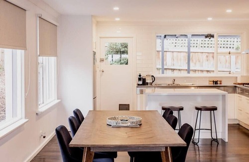 Taroona Casa | Seaside home with nearby beach access