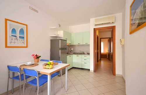 Bibione Pineda Apartamento | Apartamento moderno junto al mar en una elegante residencia con piscina.