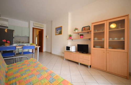 Bibione Pineda Apartamento | Apartamento moderno junto al mar en una elegante residencia con piscina.