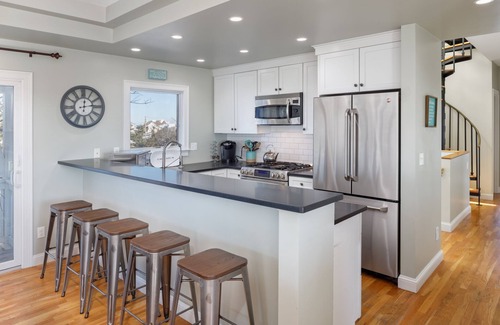 Newbury Casa | Seaside Sanctuary with Stunning Views - 3-Min Walk to the Beach!