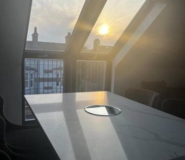 Bangor Apartamento | Seaside Serenity: Modern Flat