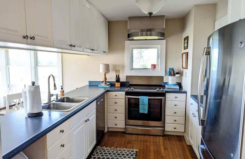 Ellsworth Casa | Seaside Spindle Cottage