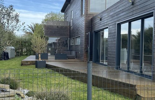 Plouescat Villa | Cómoda villa de vacaciones junto al mar con piscina cubierta privada + gran jacuzzi interior