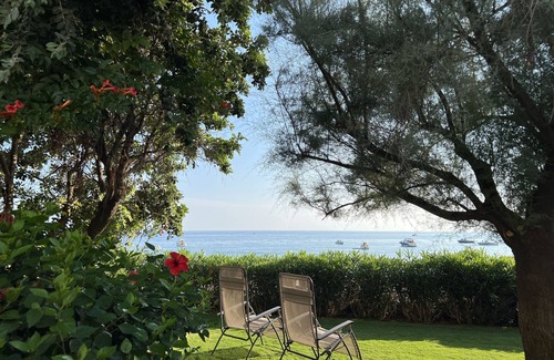 Bonifati Villa | Villa junto al Mar con Amplio Jardín Privado