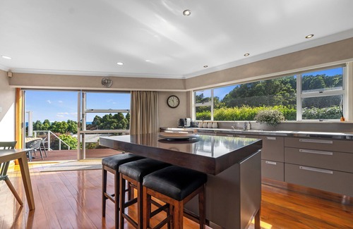 New Plymouth Casa | Seaside Weekender - New Plymouth Holiday Home