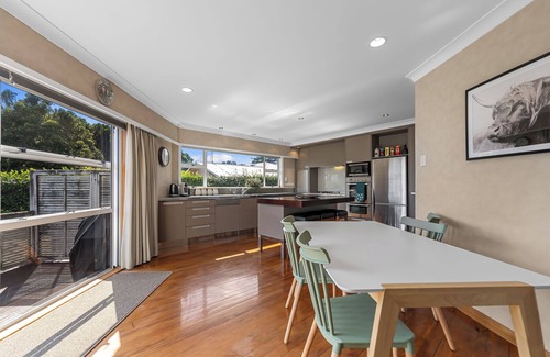 New Plymouth Casa | Seaside Weekender - New Plymouth Holiday Home