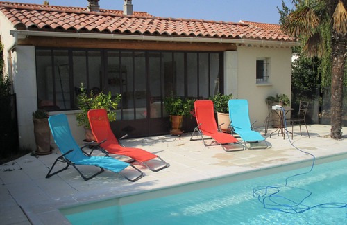 Vedene Casa | Alquiler temporal de una casa con jardín y piscina