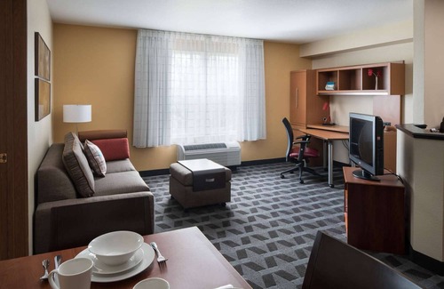 Renton Hotel | Seattle Family Escape: Outdoor Pool, Pet-Friendly, Free Airport Shuttle, 2 Rooms