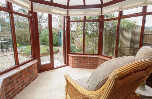 Salthouse Cabaña | SEAVIEW COTTAGE, character holiday cottage in Salthouse, Norfolk