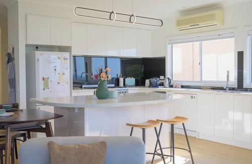 Frankston Casa | Seaview Sanctuary at the Beach- Watch city skyline and beach from everyroom