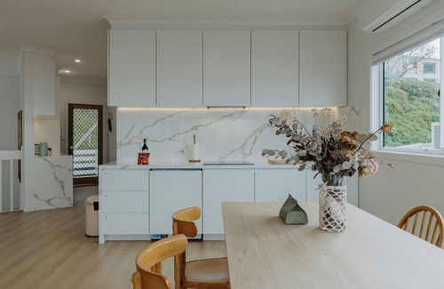 Frankston Casa | Seaview Sanctuary at the Beach- Watch city skyline and beach from everyroom