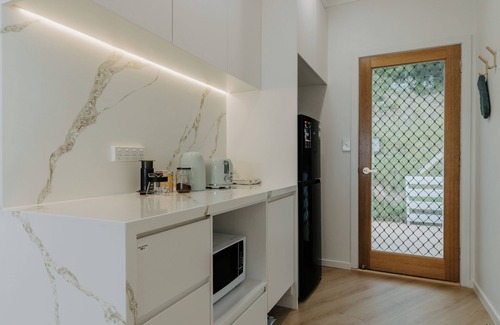 Frankston Casa | Seaview Sanctuary at the Beach- Watch city skyline and beach from everyroom
