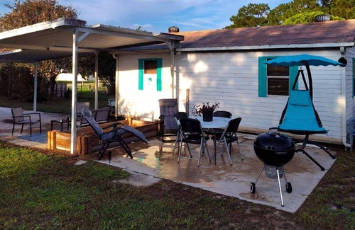 Florida South Atlantic Coast Casa | Sebring's lil sister town! Huge fenced yard. Pets welcome. Swimming lake nearby.