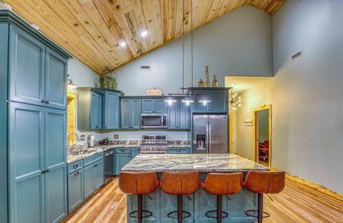 Marble Falls Cabina | Secluded Cabin Getaway in the Woods!