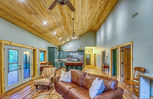 Marble Falls Cabina | Secluded Cabin Getaway in the Woods!