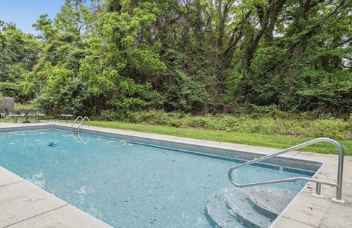 Unionville Casa | Secluded 1870s farmhouse full of historic charm + breathtaking waterfront views!