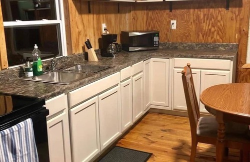 Stockdale Cabina | Secluded 2 bedroom cabin near Lake Jackson.