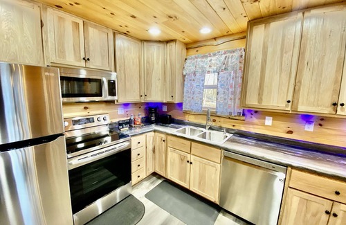 Logan Cabina | Secluded 3 bedroom Log Cabin Kid Friendly In Logan Ohio in Hocking Hills Hot Tub