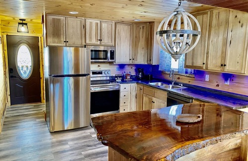 Logan Cabina | Secluded 3 bedroom Log Cabin Kid Friendly In Logan Ohio in Hocking Hills Hot Tub