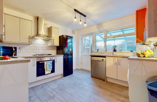 Gillingham Casa | Secluded 4 Bed Detached House with Driveway