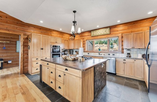Kremmling Cabina | Secluded 4 bedroom cabin, private HT, mt views