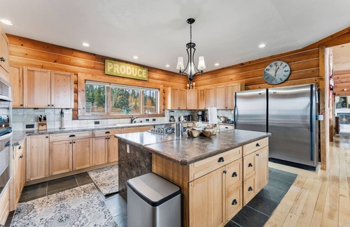 Kremmling Cabina | Secluded 4 bedroom cabin, private HT, mt views