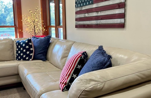 Daisy Cabina | Secluded 5-Bedroom Lodge with Private Lake – Perfect for Large Groups!