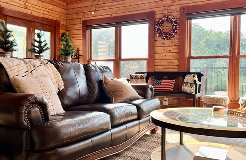Daisy Cabina | Secluded 5-Bedroom Lodge with Private Lake – Perfect for Large Groups!