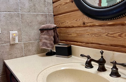 Daisy Cabina | Secluded 5-Bedroom Lodge with Private Lake – Perfect for Large Groups!