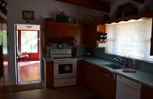 Glouster Casa | Aislado rancho de ladrillos de 5 BR con una vista panorámica del lago a través de los árboles