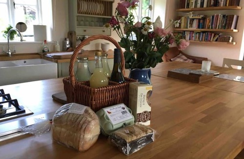 Denton Cabaña | Secluded & Beautifully Restored Tudor Home w Large Garden. Family & Pet friendly