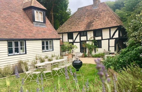 Denton Cabaña | Secluded & Beautifully Restored Tudor Home w Large Garden. Family & Pet friendly