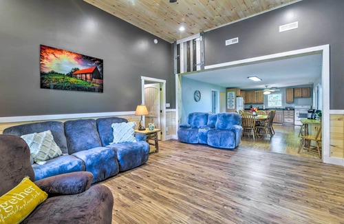 Jetson Cabina | Secluded Brownsville Cabin w/ Deck & Fire Pit