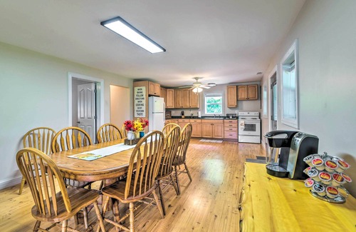 Jetson Cabina | Secluded Brownsville Cabin w/ Deck & Fire Pit