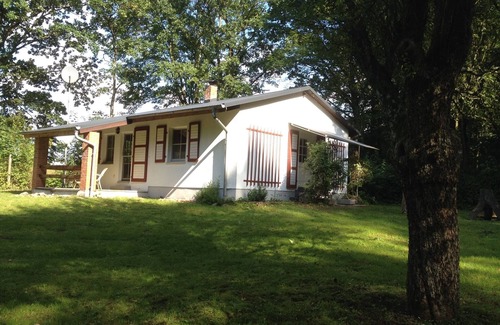 Pampow Casa | Bungalow en Forsthaus Thursee, 1 dormitorio, sala de estar con sofá cama