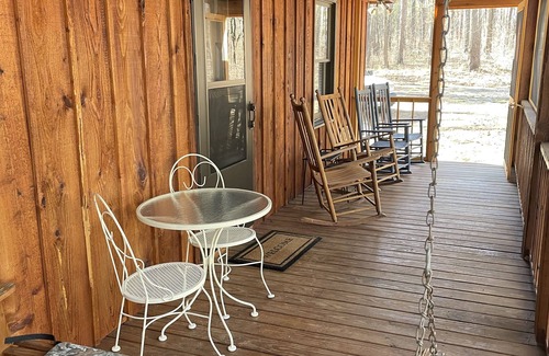 Quewhiffle Cabina | Secluded Cabin in the Woods, near Carolina Horse Park and Valkyrie Sporthorses