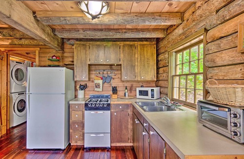 Burnsville Cabina | Secluded Cabin on 39 Acres in Burnsville!