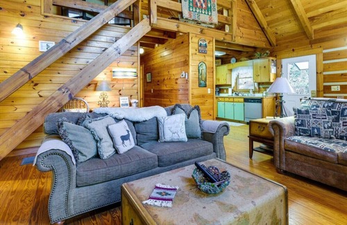 Williamstown Cabina | Secluded Cabin on Creek with Hot Tub