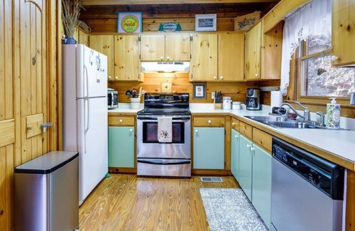 Williamstown Cabina | Secluded Cabin on Creek with Hot Tub