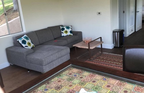 Los Angeles Cabaña | Secluded cottage Hollywood Hills in sunny garden