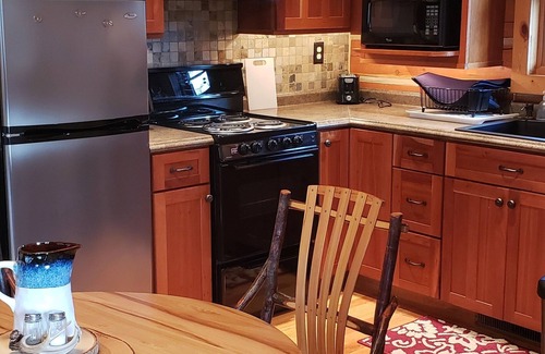 Mahomet Cabina | Secluded cozy 2-bedroom cabin near Champaign in Mahomet on the Sangamon River