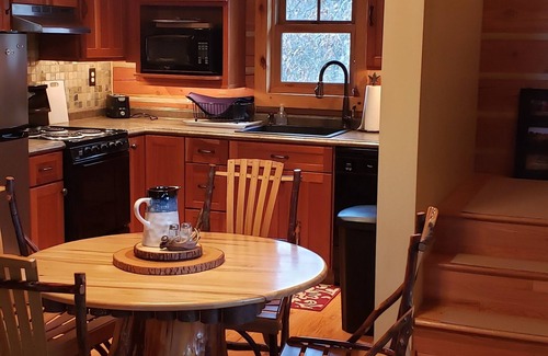 Mahomet Cabina | Secluded cozy 2-bedroom cabin near Champaign in Mahomet on the Sangamon River