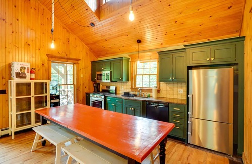 Tannersville Cabina | Secluded Elka Park Cabin: Hot Tub & Fire Pit!