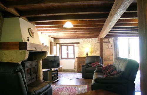 Paussac-et-Saint-Vivien Cabaña | Cabaña aislada con piscina privada en un entorno pintoresco