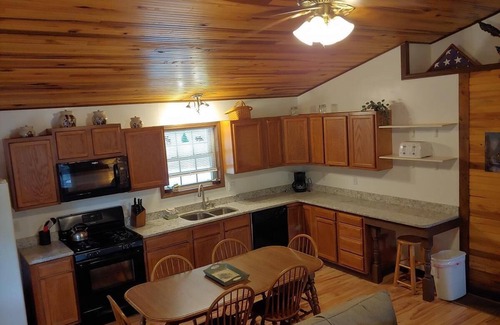 Primrose Cabina | Secluded, Great View! Hot Tub, Wood Fireplace, Screened in Porch, Arcade Games.
