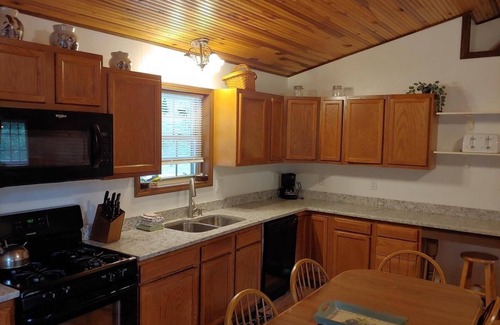 Primrose Cabina | Secluded, Great View! Hot Tub, Wood Fireplace, Screened in Porch, Arcade Games.
